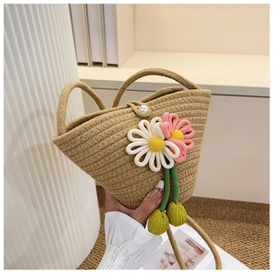 Nahaufnahme der beigen Strohtasche mit 3D-Blumen und dekorativem Perlenverschluss