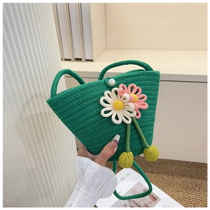 Detail der grünen Web-Tasche mit großen weißen Gänseblümchen und Perlenverschluss