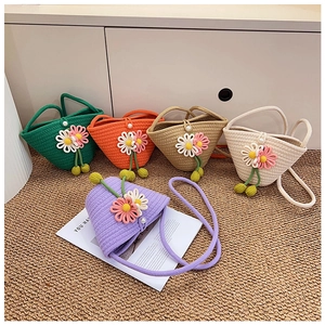Draufsicht auf geflochtene Baumwolltaschen mit Blumen in Grün, Orange und Khaki