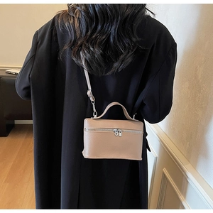 Détail du sac vanity marron clair avec texture cuir grainé et fermeture éclair argentée