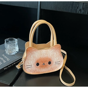 Détail d'un sac bandoulière chat beige avec dégradé de couleurs et boucles argentées
