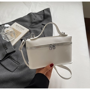 Vue détaillée du mini sac blanc en cuir PU grainé avec double fermeture éclair et poignée