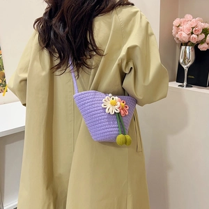 Handgemachte lila Häkeltasche für Damen mit Blumendesign und gewebten Texturdetails