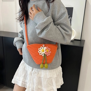 Helle orangefarbene Stricktasche mit 3D-Gänseblümchen und Perlenverschluss an einem Model