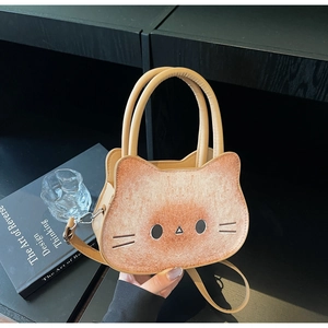 Détail du sac à main créatif en forme de toast chat marron avec broderie visage de chat