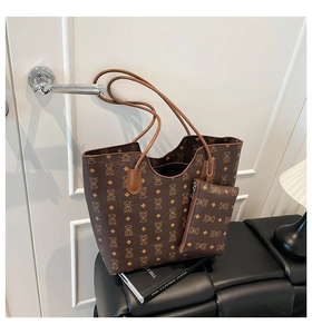 Détail du grand sac cabas marron rétro avec motif ours et pochette zippée suspendue