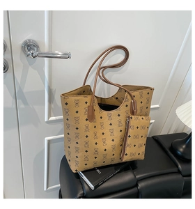 Détail du cabas marron kaki à motif ours avec sa pochette zippée assortie en cuir PU