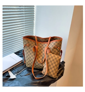 Dettaglio borsa shopper retrò a scacchi con cinturini arancioni e pochette abbinata
