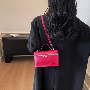 Mini sac à main rouge en cuir PU avec fermeture éclair argentée vu de l'arrière