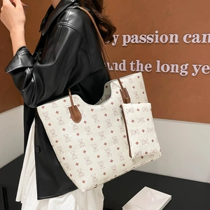 Grand sac cabas crème à motif ours avec pochette porté à l'épaule par un mannequin