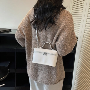 Sac bandoulière blanc en cuir grainé avec double fermeture éclair argentée et sangle