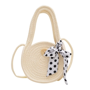 Minimalistische cremefarbene gewebte Umhängetasche mit Polka-Dot-Schal und Holzknopf
