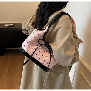 Sac à bandoulière rose avec motif de lapin noir et détail de nœud sur le côté