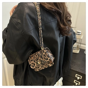 Στιλάτη mini leopard χιαστί τσάντα ώμου με ένα κλασικό καπιτονέ σχέδιο και αλυσίδα.