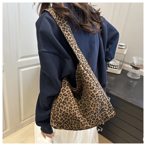 Détail du sac cabas vintage imprimé léopard avec large bandoulière sur l'épaule