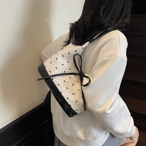Sac sous le bras à motif lapin noir et blanc avec nœud en satin et bandoulière