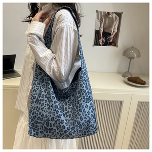 Vue détaillée du grand sac cabas avec imprimé léopard bleu en toile résistante