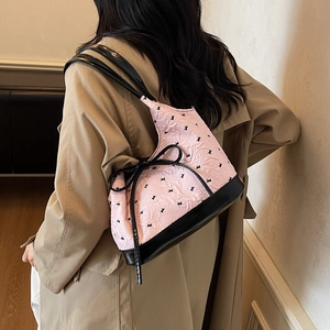 Sac sous le bras plissé rose avec silhouettes de lapins noirs et détail nœud