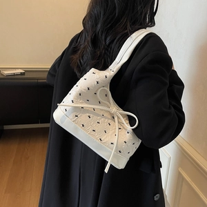 Sac à bandoulière blanc plissé avec nœud et broderie lapin sur veste de costume
