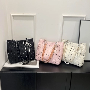Sac Cabas Matelassé Doux Pour Femmes Avec Imprimé Nœuds Sac À Bandoulière En Nylon Grande Capacité Avec Charme De Künstliche Perle