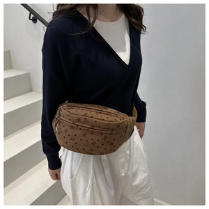 Détail du sac bandoulière en velours côtelé marron avec motifs cœurs et fermetures