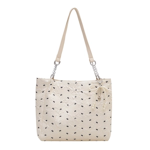 Sac cabas crème à texture bulles avec motifs petits nœuds noirs et charme de perles