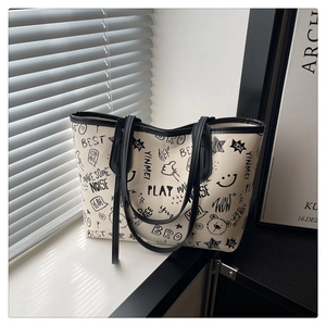 Détail du sac cabas blanc avec imprimé graffiti noir et motifs d'ours et d'étoiles