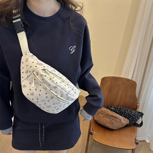 Sac de poitrine en velours côtelé avec motifs de cœurs et sangle ajustable