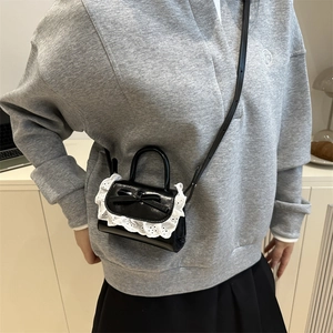 Borsa a tracolla nera minimalista con bordo in pizzo bianco e dettaglio con fiocco