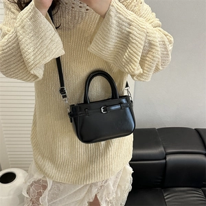 Petit sac carré rétro en cuir noir brillant avec poignée ronde et boucle métallique