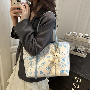 Sac fourre-tout en toile à imprimé graffiti bleu avec oursons et pendentif en peluche