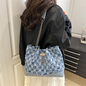 Sac fourre-tout en denim à damier avec détails effilochés et bandoulière en chaîne dorée