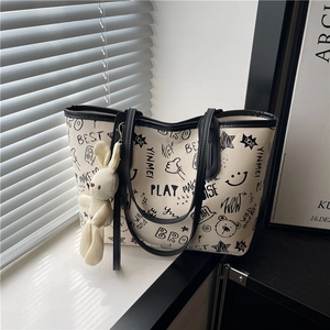 Borsa tote graffiti bianca con manici neri e ciondolo a forma di coniglio soffice