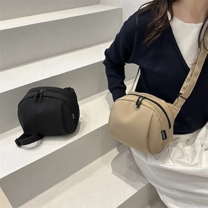 Sac bandoulière minimaliste en nylon noir et beige avec sangle réglable pratique