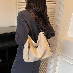 Sac fourre-tout hobo beige chic avec bandoulière en cuir brun et logo triangulaire