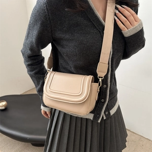 Borsa a sella beige minimalista in PU con tracolla larga, indossata da una modella