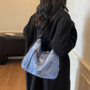Grand sac cabas chic en denim bleu avec bandoulière réglable en cuir marron foncé