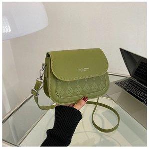 Borsa a sella verde oliva con motivo a rombi e scritta fashion trend metallica