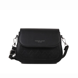Borsa a sella nera minimalista con motivo trapuntato e scritte argento di tendenza