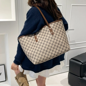 Große beige Canvas-Tragetasche mit Letternmuster und braunen Lederriemen
