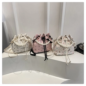 Trois mini sacs seaux à cordon avec poignées en perles et décorations de nœuds élégants