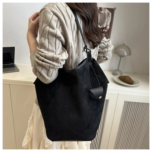 Détail d'un grand sac cabas en daim noir avec petite pochette déco pour le quotidien