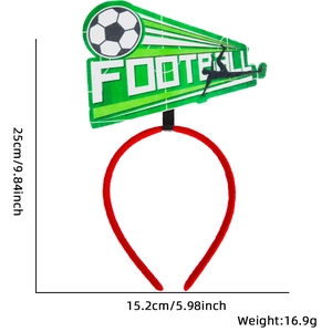 Creatieve voetbal hoofdband voor WK 2026 themafeest met rood frame en groen decor