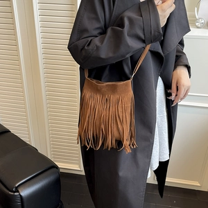 Bolso bandolera de ante marrón con flecos largos y diseño cuadrado vintage minimalista
