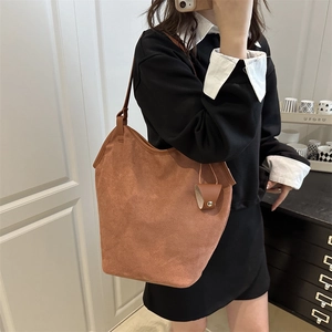 Grand sac à bandoulière en daim marron rétro pour femme avec design vintage chic