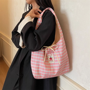 Borsa tote in tela a quadretti rosa e blu con fiocco e etichetta fatta a mano per il lavoro