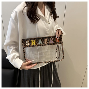 Detalle del bolso de PVC transparente con borde de leopardo y bordado de SNACK