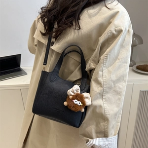 Sac seau femme en cuir grainé noir avec charme en peluche et bandoulière réglable