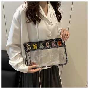 Detalle de bolso de PVC con estampado de leopardo y bordado de chenilla SNACKS