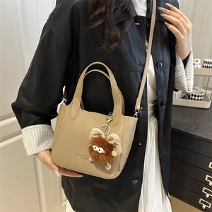 Sac seau kaki en similicuir grainé avec un pendentif peluche mignon et bandoulière
